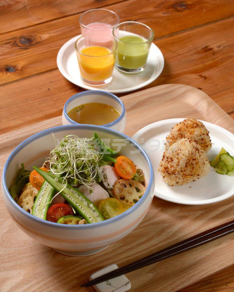 「たっぷり野菜とおにぎり」（１０００円）。上の３種類のドレッシング（パセリとタマネギ、ニンジン、ミョウガとラディッシュ）をかけて食べる＝２０１４年８月１４日、東京都港区（大山実撮影）