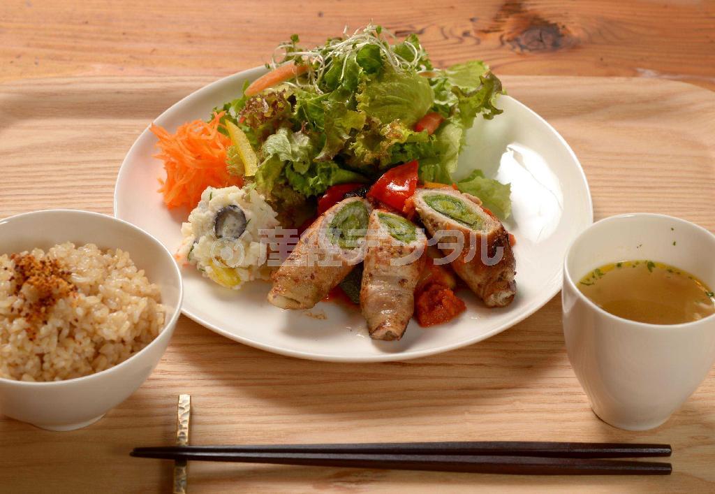 「レタスの豚肉巻＿夏野菜のラタトゥイユソース」（１０００円）＝２０１４年８月１４日、東京都港区（大山実撮影）