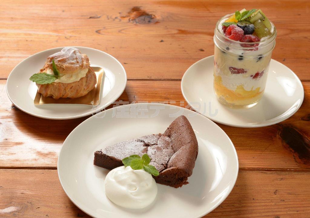 オードリー・ヘップバーンが子供に作ったという「小麦粉を使わないチョコレートケーキ」（手前、５００円）ほかおいしそうなデザートがずらり＝２０１４年８月１４日、東京都港区（大山実撮影）