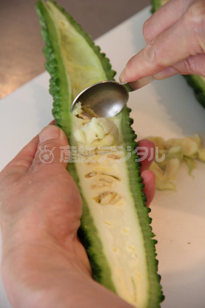 ゴーヤと牛こま肉のカレー風味チャンプルー（材料）＿＿ゴーヤ１本（縦半分に切り、ワタを取り、５ミリ厚さの半月切りにする、田中幸美撮影）