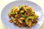 ゴーヤと牛こま肉のカレー風味チャンプルー。※３５０ｋｃａｌ、塩分１．６グラム（１人分）