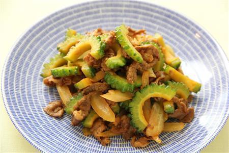 ゴーヤと牛こま肉のカレー風味チャンプルー。※３５０ｋｃａｌ、塩分１．６グラム（１人分）