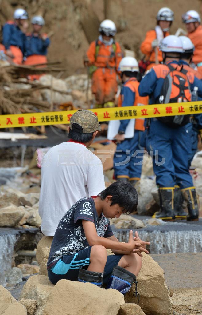 がれきの撤去作業が行われる現場。住民らは祈るような気持ちで行方不明者の捜索活動を見守った＝２０１４年８月２１日午前、広島県広島市安佐南区（三尾郁恵撮影）