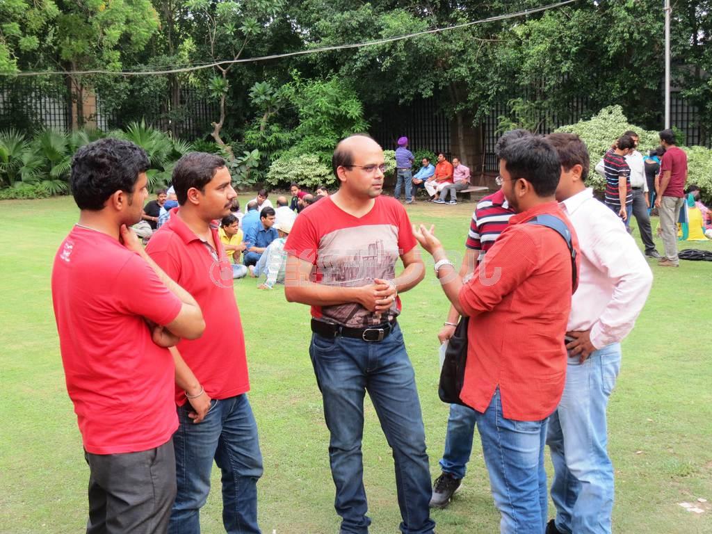 首都ニューデリーの家庭裁判所の庭で非政府組織「家族救済協会」が開いた相談集会。レイプ事件で無罪を訴える男性らが集まっていた＝２０１４年７月１９日、インド（岩田智雄撮影）