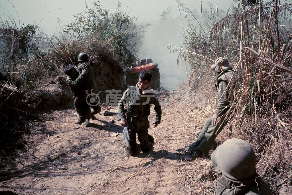 国道９号線をホーチミン・ルートの要衝セボンに向かっていた南ベトナム政府軍の装甲車部隊は、２５キロ進んだ地点で地雷を踏んで爆発した。衝撃で装甲車からたたき落とされた兵士＝１９７１年２月、ラオス（岡村明彦氏撮影、提供写真）