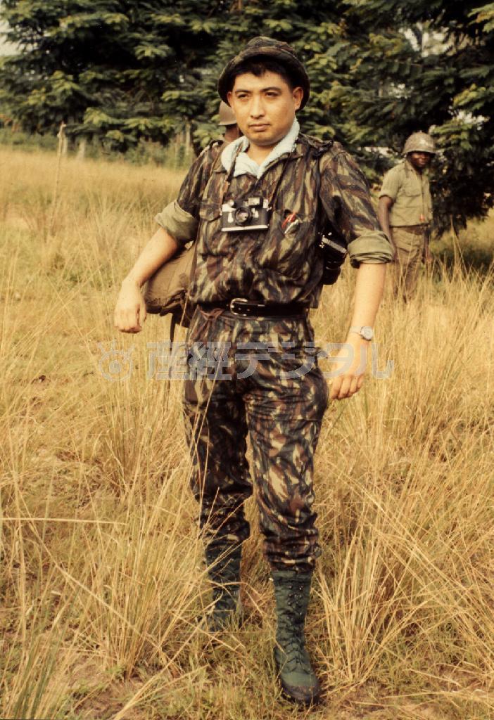 １９６９年頃、ビアフラ（現ナイジェリア）で取材中の岡村昭彦氏（１９２９～１９８５年、東京都写真美術館提供）