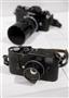 報道写真家、岡村昭彦氏（１９２９～１９８５年）が愛用したズミルックス３５ミリレンズを装着したライカＭ４（手前）。後ろはニッコール１０５ミリを装着したニコンＦ＝２０１４年７月１９日、東京都目黒区の東京都写真美術館（渡辺照明撮影）