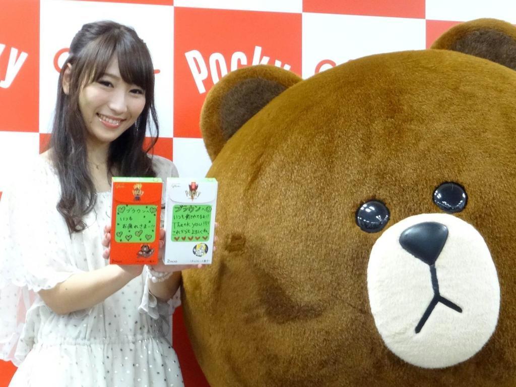 グリコは「ＬＩＮＥ」とのコラボキャンペーンで、メッセージ欄付きの「ポッキー」を限定発売する＝２２日、東京都港区