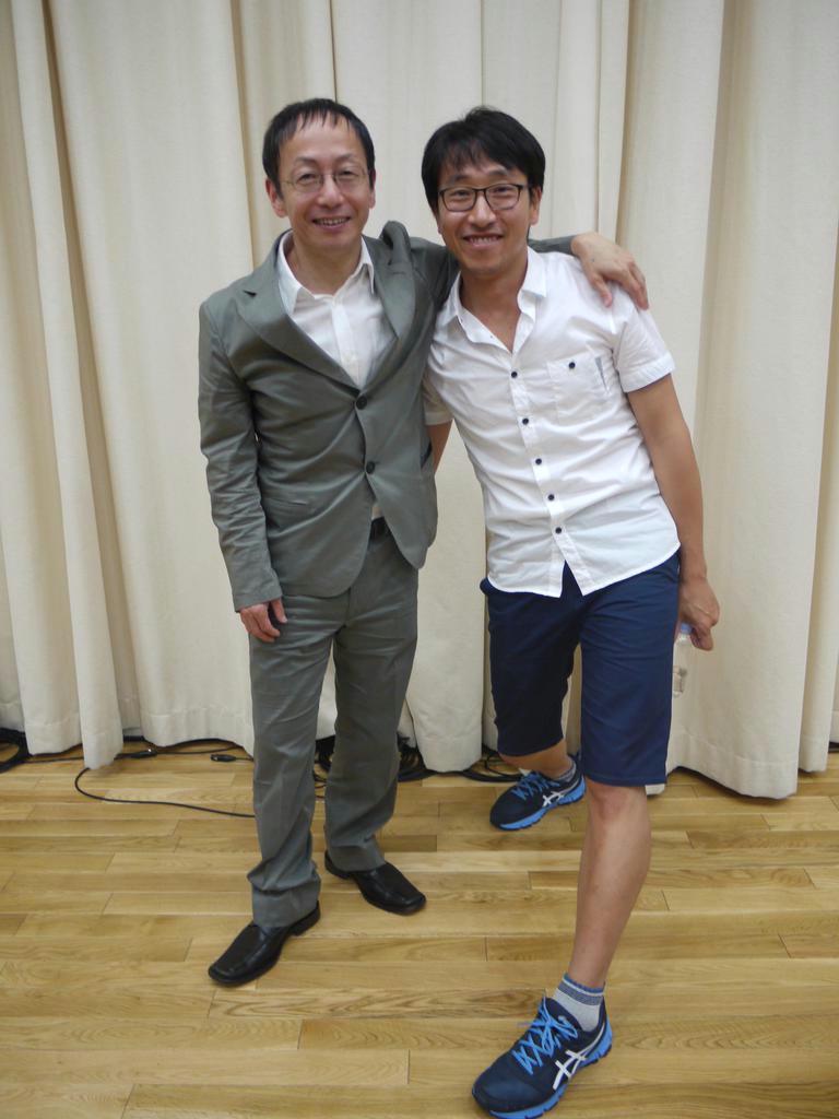 舞台「半神」に出演する韓国人俳優、オ・ヨン（右）と野田秀樹