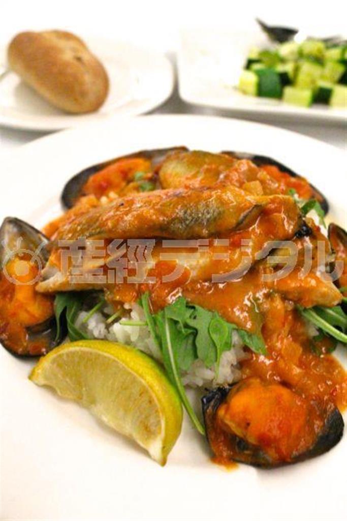 初日のディナーのメイン料理。白身魚とムール貝をエスニックなトマトソースで煮てごはんにかけたどんぶり風。ココナツやハーブを使い、東南アジアの要素を取り入れている
