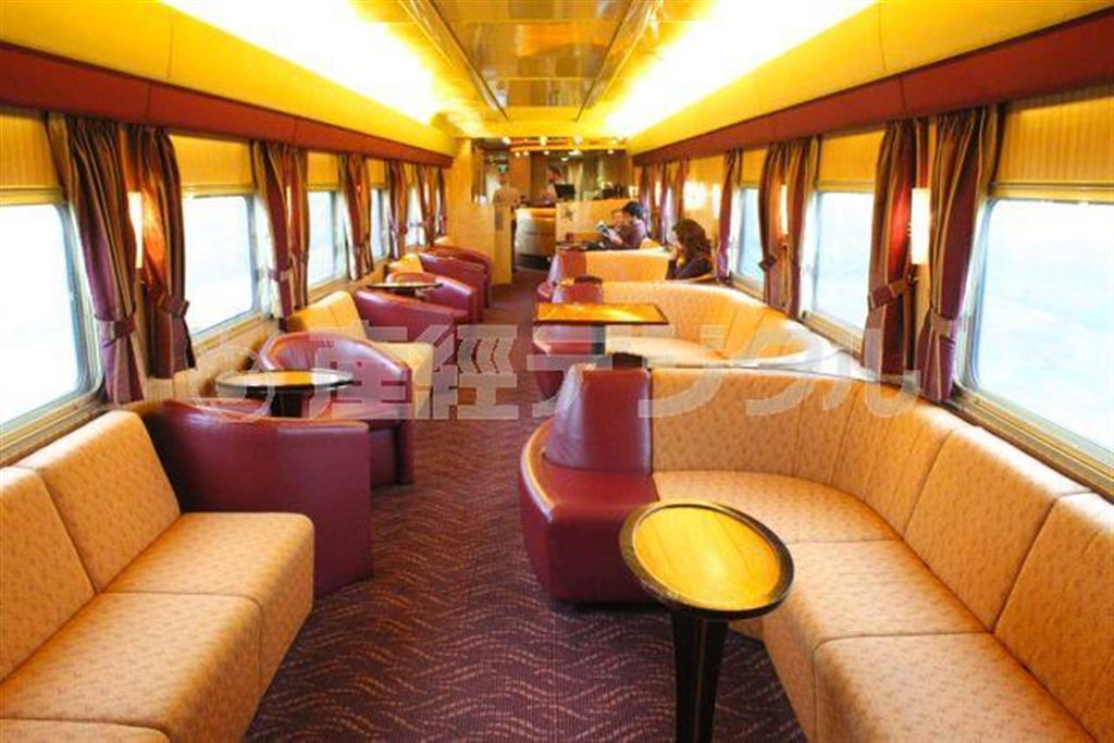 ラウンジカー「アウトバック・エクスプローラー・ラウンジ」は憩いの場。朝食終わりに午前中からアルコールを楽しむ乗客も