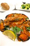 初日のディナーのメイン料理。白身魚とムール貝をエスニックなトマトソースで煮てごはんにかけたどんぶり風。ココナツやハーブを使い、東南アジアの要素を取り入れている