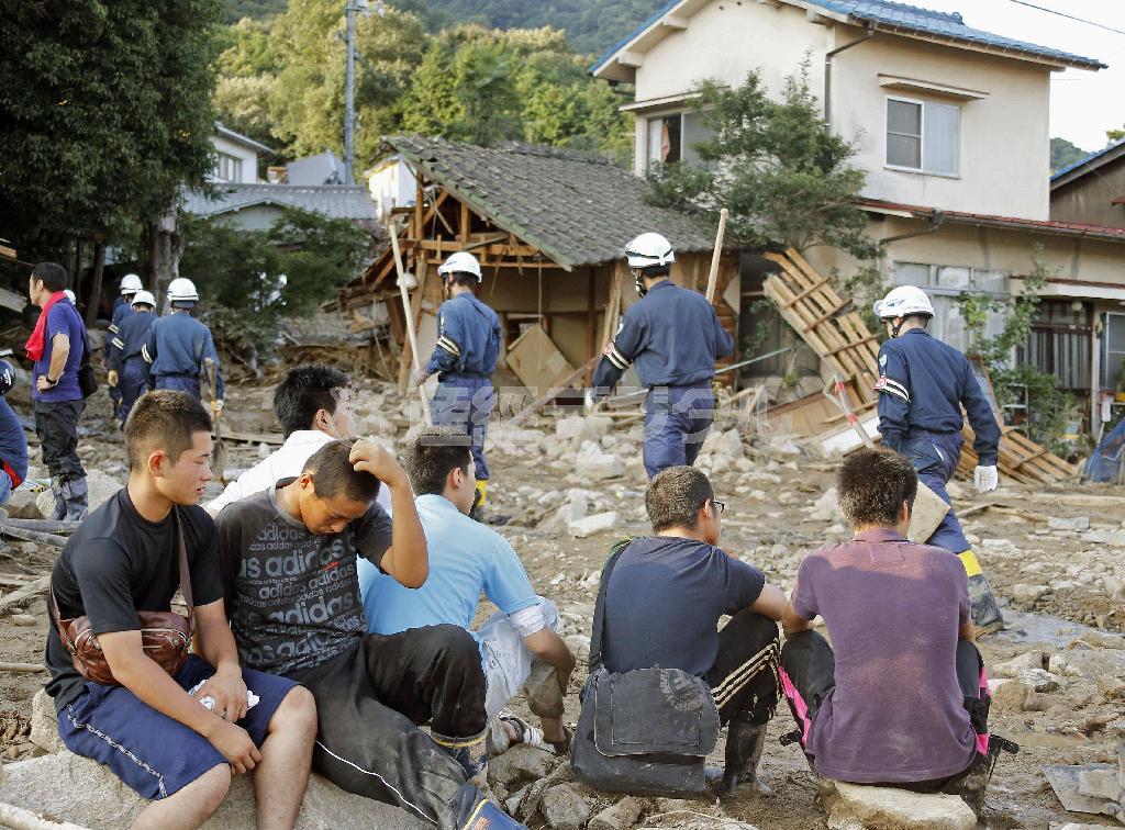 捜索の行方を見守りながら、鳥越康太さんの救出を待ち続けた同級生たち。しかし、願いはかなわなかった＝２０１４年８月２１日午後、広島県広島市安佐南区（共同）