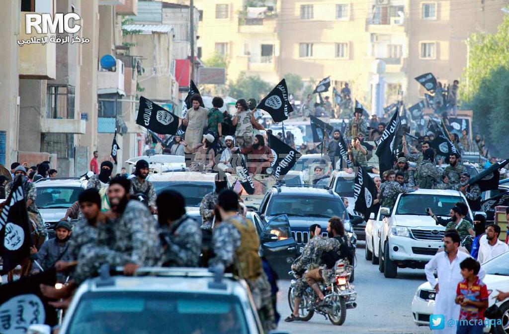 シリア北部ラッカ県でパレードするイスラム教スンニ派過激組織「イスラム国」のメンバー。米国はシリア国内で活動するイスラム国を空爆する選択肢を排除していない＝撮影日時不明（ＡＰ）