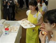 市民公開講座「頑張れ！妊活」では、ビタミン量を高めた卵の試食も行われた＝東京都新宿区の東京医科大学病院