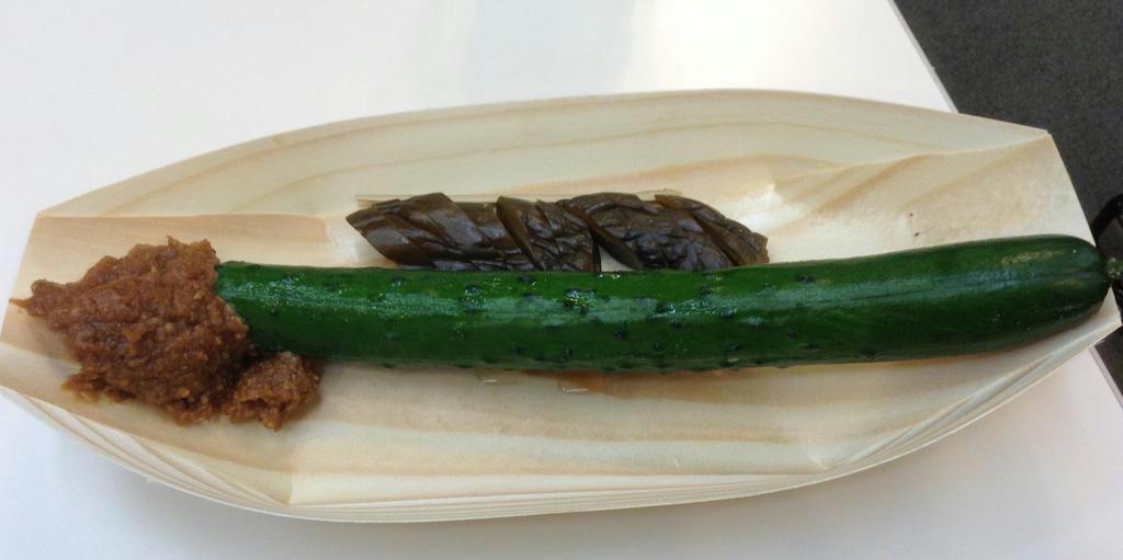 暑い時期は特においしく感じる生野菜。流水でしっかり洗って食べよう