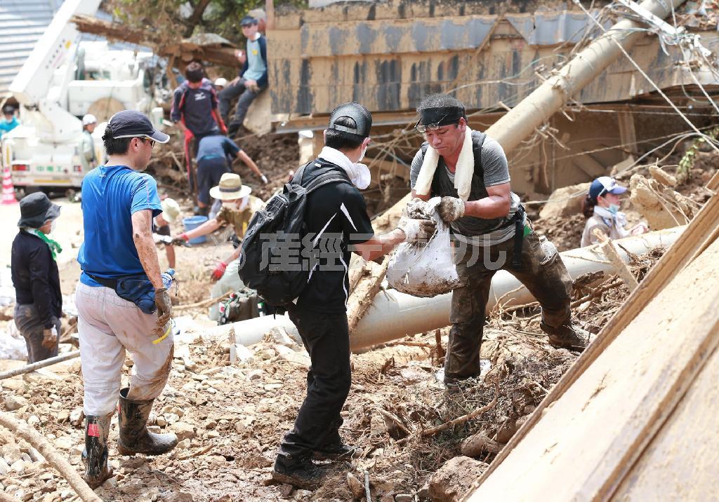 被災現場には多くのボランティアか駆け付け、土砂や瓦礫の撤去作業などに当たった＝２０１４年８月２３日午前、広島県広島市安佐南区八木（松永渉平撮影）