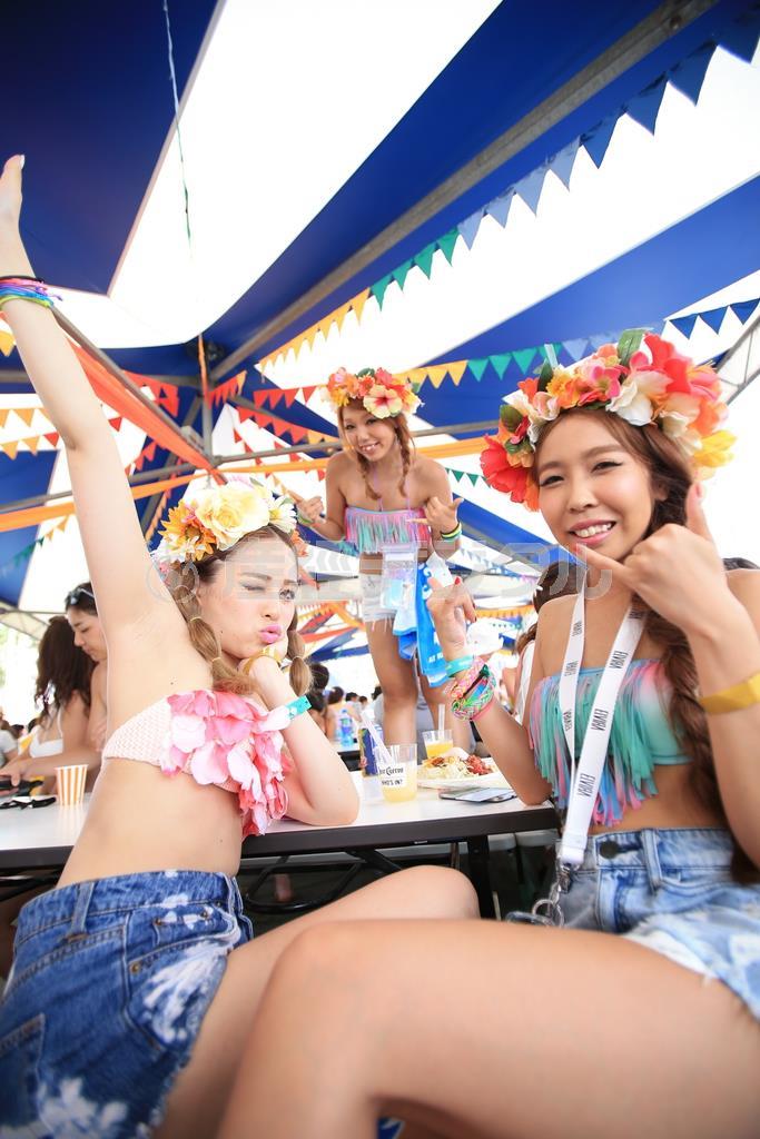 手前の２人と後ろの人に距離がある場合、後ろの人は立つかいすの上に乗ると、小さくなりすぎず、バランスが良いでしょう＝２０１４年８月８日、神奈川県逗子市（須藤夕子さん撮影）