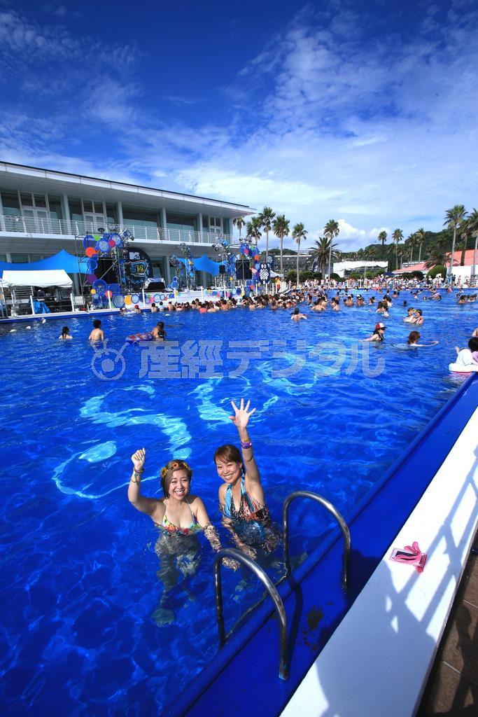 広角レンズの場合、カメラから離れると、顔がとても小さくなってしまうため、なるべく前の方に被写体がくるようにすると良いでしょう＝２０１４年８月８日、神奈川県逗子市（須藤夕子さん撮影）