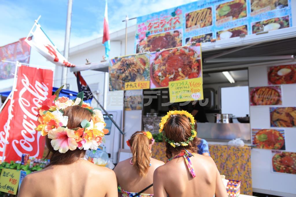 屋台の前に並ぶ花冠ガールたちを撮りました＝２０１４年８月８日、神奈川県逗子市（須藤夕子さん撮影）