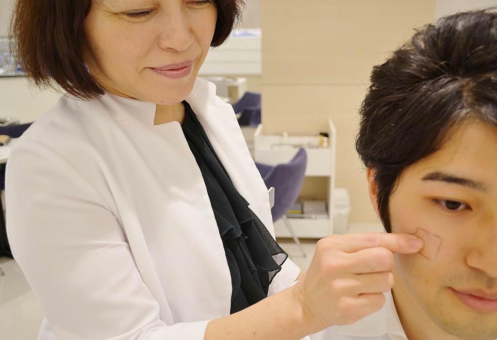ファンケルは肌の状態を調べ、しみやしわを予測するサービスを提供している＝東京・銀座の「ファンケル銀座スクエア」