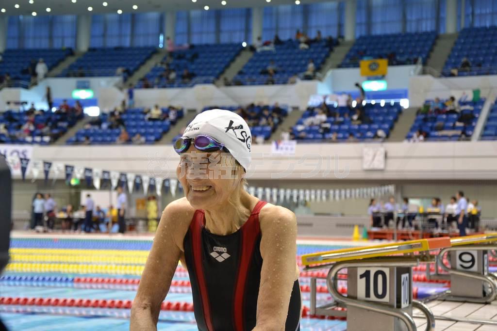 「ジャパンマスターズ２０１４」の５０メートル背泳ぎに出場し、１００歳区分の世界記録を樹立した長岡三重子さん＝２０１４年１月１９日、神奈川県横浜市都筑区・横浜国際プール（日本マスターズ水泳協会提供）