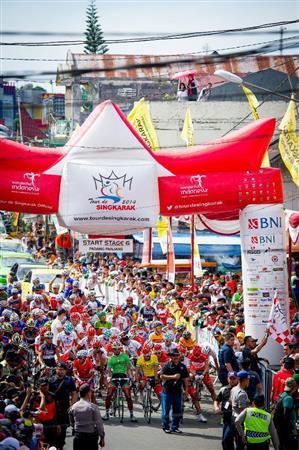 パダンパンジャンのマーケットからスタートした第６ステージ。コース横には大勢の人たちが駆け付けた＝２０１４年６月１２日、インドネシア・西スマトラ州（田中苑子さん撮影）