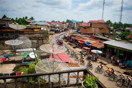 コトバルという小さな街を選手たちが通り抜ける。建物の屋上から街を見下ろすとパラボラアンテナやトタン屋根が目立つ＝２０１４年６月１４日、インドネシア・西スマトラ州（田中苑子さん撮影）