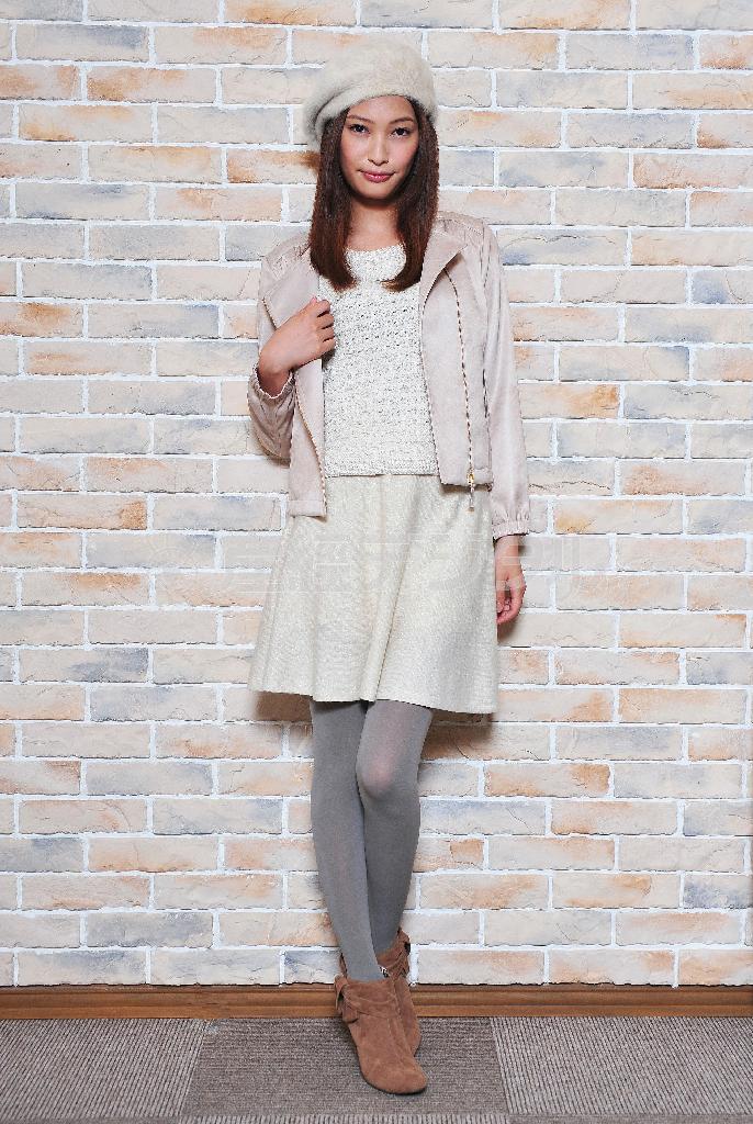 女優・モデル大政絢（おおまさ・あや）さん。［衣裳協力］ａｎｙＳｉＳ：ジャケット１万１８８０円、セットアップ１万５１２０円、ブーツ１万２６０円、ベレー帽４２１２円（増田義和さん撮影）