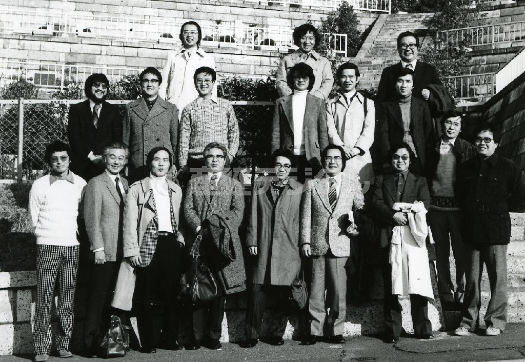 大伴昌司の墓参に集まったＳＦ作家たち（前列左から）田中光二、星新一、眉村卓、矢野徹、荒巻義雄、石川喬司、南山宏、堀晃、平井和正。（中列左から）小野耕世、斎藤伯好、伊藤典夫、山田正紀、かんべむさし、横田順彌（後列左から）高斎正、豊田有恒、小松左京＝１９７８年、鎌倉霊園（神奈川県鎌倉市、提供写真）