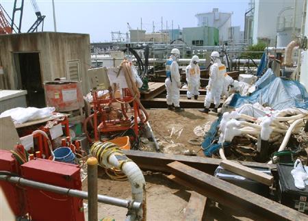 東京電力福島第１原発２号機の海側で、トレンチの凍結に向け準備を進める作業員。地中にトレンチが通っている＝２０１４年７月２９日、福島県（東京電力提供）