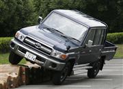 トヨタ自動車が再発売した「ランドクルーザー」７０シリーズのピックアップトラックタイプ＝２５日、愛知県長久手市