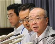 「日本海における大規模地震に関する調査検討会報告書」についての会見で記者の質問に答える阿部勝征座長（右）ら＝２６日午後、東京都千代田区（宮崎裕士撮影）