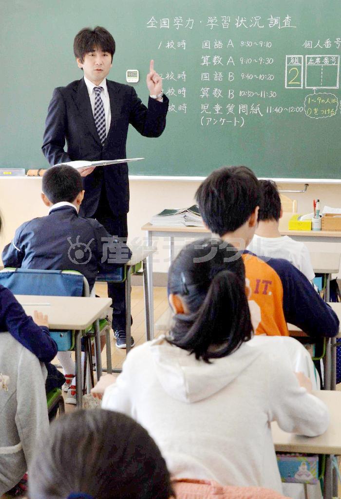 ４月２２日、東京都内の小学校で行われた２０１４年度全国学力テスト＝２０１４年、東京都内の小学校（原田史郎撮影）