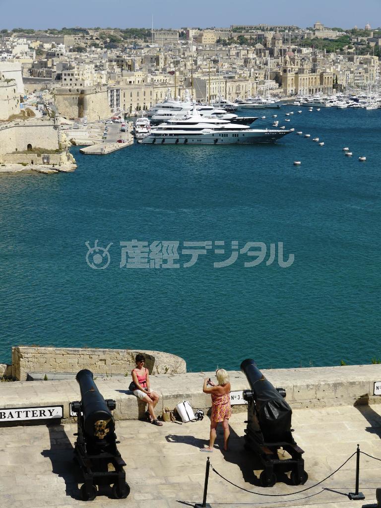 マルタの首都バレッタの高台で港をバックに記念写真を撮る観光客。港には、ヨットや豪華客船が停泊していた＝２０１４年７月１１日（内藤泰朗撮影）