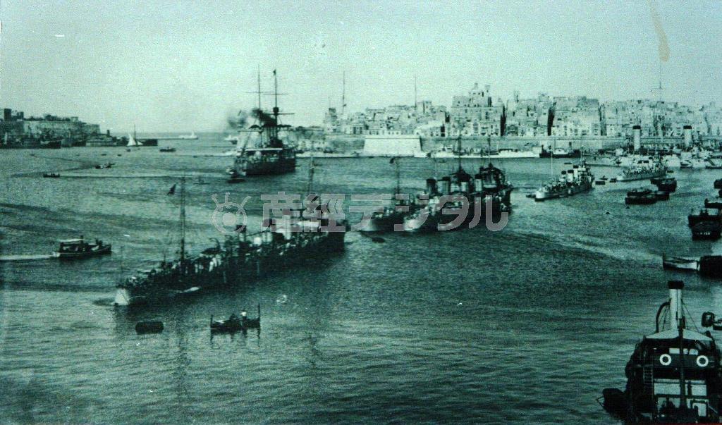 マルタのバレッタの港に停泊する日本帝国海軍の艦隊。地中海で日本海軍が戦ったことは、マルタでもあまり知られていない（マルタ国立戦争博物館提供）