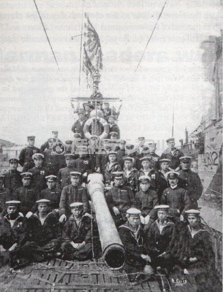 第一次大戦後、マルタのバレッタで、ドイツから“戦利品”として接収したＵボートの甲板上で記念撮影する日本帝国海軍の水兵たち（マルタ国立戦争博物館提供）