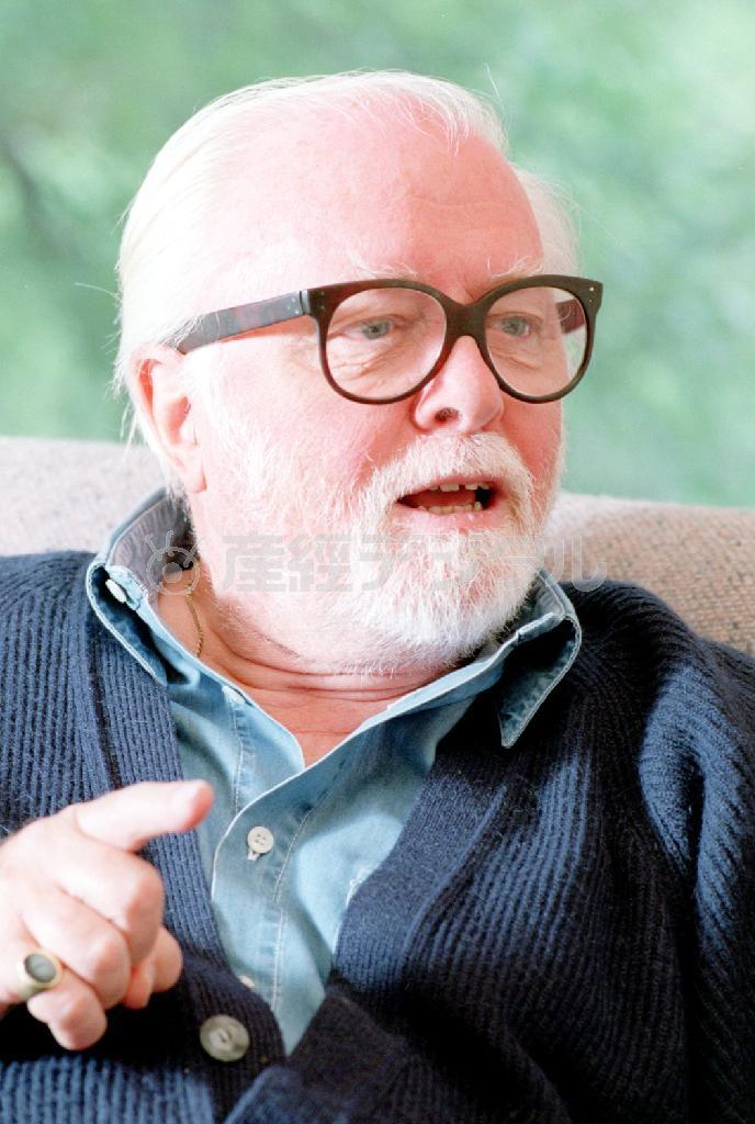 首都ロンドン郊外の自宅でインタビューに答えるリチャード・アッテンボロー監督＝１９９８年１１月１６日、英国（斎藤良雄撮影）