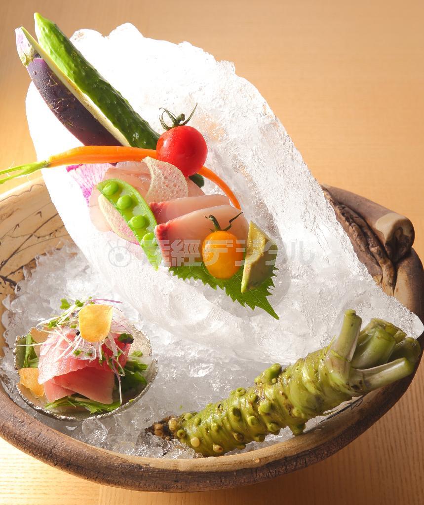 禅寺の枯山水をイメージした氷の器で提供される「造里」は、刺身のほか、彩り野菜のクリュディテ（生野菜の盛り合わせ）でも素材の持ち味が堪能できる＝２０１４年８月１１日、京都市中京区（恵守乾撮影）