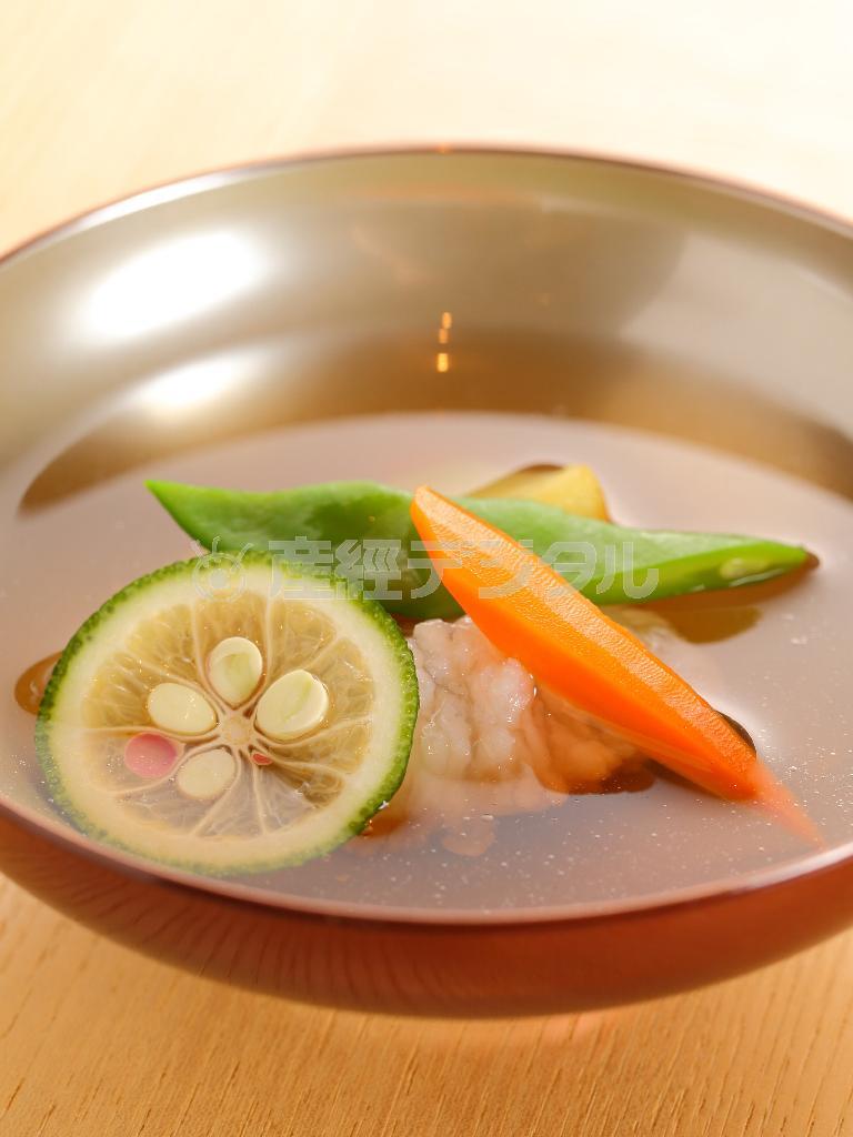 「御椀」のスープは、北海道の利尻昆布の中でも最高級品で知られる礼文（れぶん）の香深（かふか）の１年物を使用。筆舌に尽くしがたい味わいが広がる＝２０１４年８月１１日、京都市中京区（恵守乾撮影）