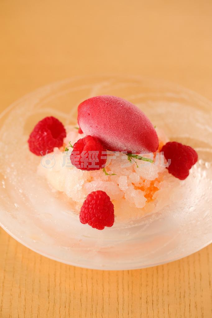 ラズベリーのソルベとレモンのグラニテ、その下に赤肉のメロンを配した涼しげな「フレシュール＿ドゥ＿メロン＿エ＿フランボワーズ」はこのホテルでしか味わえない仏パティスリー「ピエール・エルメ・パリ」らしい気品ある逸品＝２０１４年８月１１日、京都市中京区（恵守乾撮影）