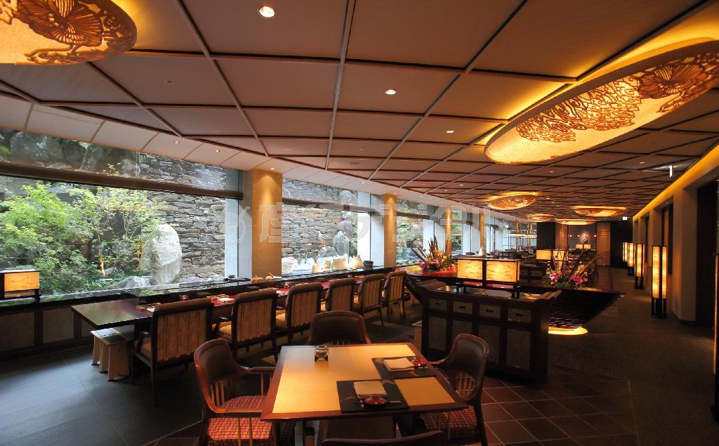 全１０４席（個室４室、天麩羅カウンター、鉄板ダイニング）の広々とした店内は、世界を見据えた日本の美が感じられる。窓の外にはホテルフジタが使用していた滝石を活用・構成した滝石を活用・構成した滝が流れる＝２０１４年８月１１日、京都市中京区（恵守乾撮影）