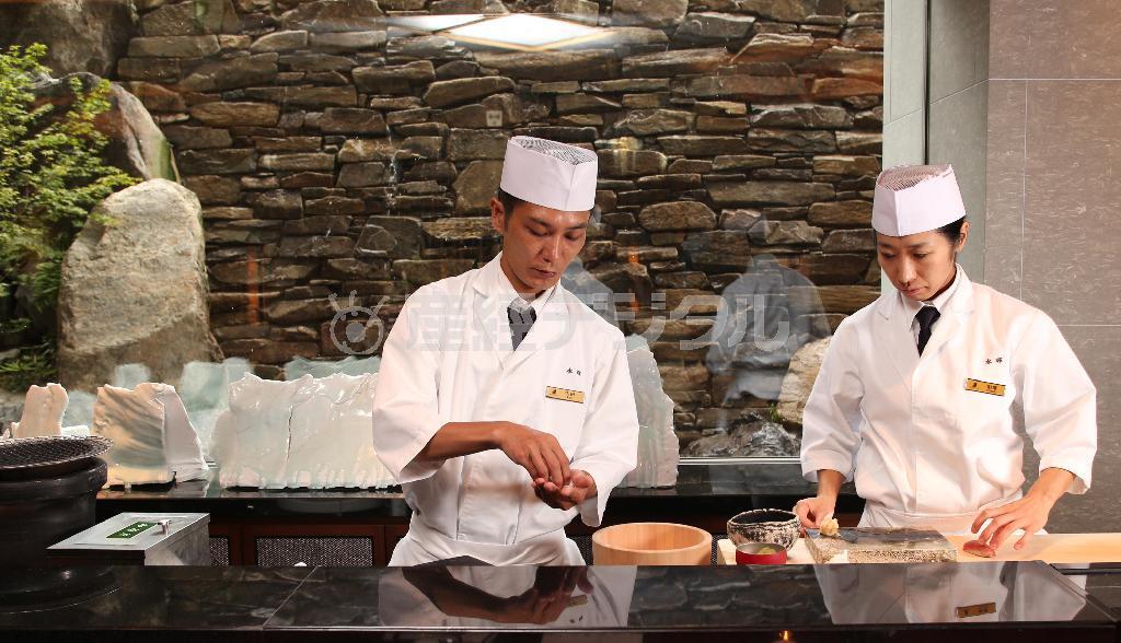 赤酢をベースに特別にブレンドしたオリジナルのお酢を使うなど、鮨カウンターでは挑戦的な試みが生まれている…＝２０１４年８月１１日、京都市中京区（恵守乾撮影）