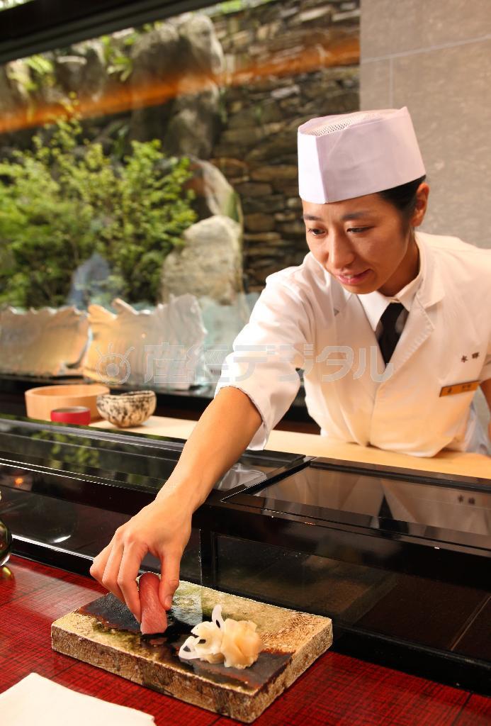 京都にはほとんどいない女性鮨職人としてもてなす京都出身の射場智紗紀さん。確かな腕前で顧客をうならせる＝２０１４年８月１１日、京都市中京区（恵守乾撮影）