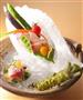 禅寺の枯山水をイメージした氷の器で提供される「造里」は、刺身のほか、彩り野菜のクリュディテ（生野菜の盛り合わせ）でも素材の持ち味が堪能できる＝２０１４年８月１１日、京都市中京区（恵守乾撮影）
