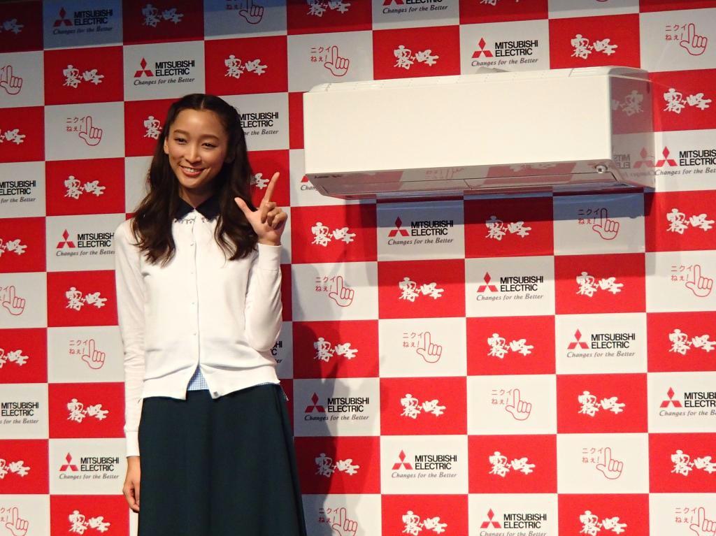 三菱電機が発売するエアコン「霧ケ峰Ｚシリーズ」の新製品をＰＲする女優の杏さん＝２６日、東京都江東区