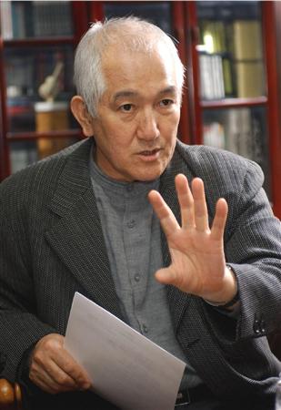 インタビューに答える米倉斉加年さん＝２００４年５月、東京都千代田区