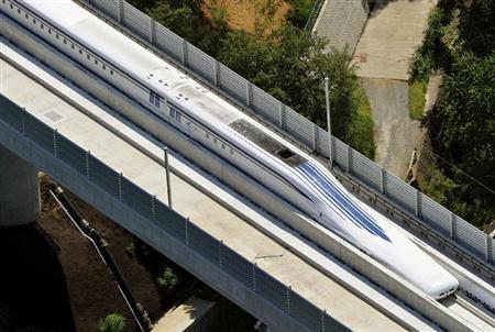 山梨県の実験線を走るリニアの車両＝２０１３年８月（共同）