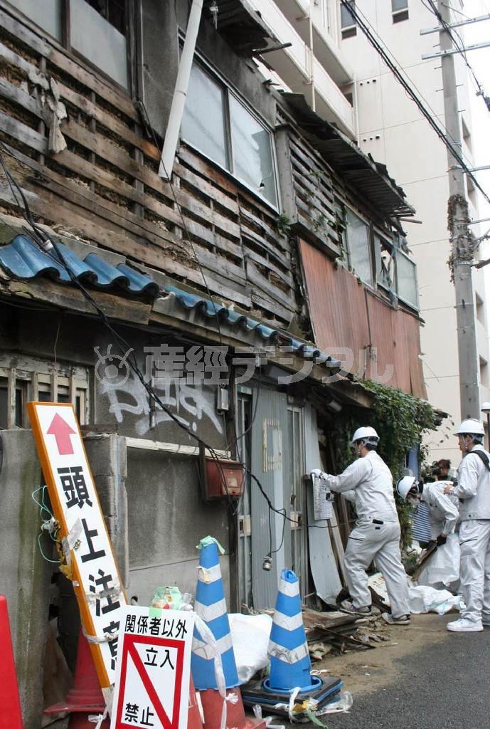 老朽化した空き家の強制撤去作業。全国で空き家の増大が問題になっている＝２０１３年１１月２５日、大阪市城東区（中井美樹撮影）