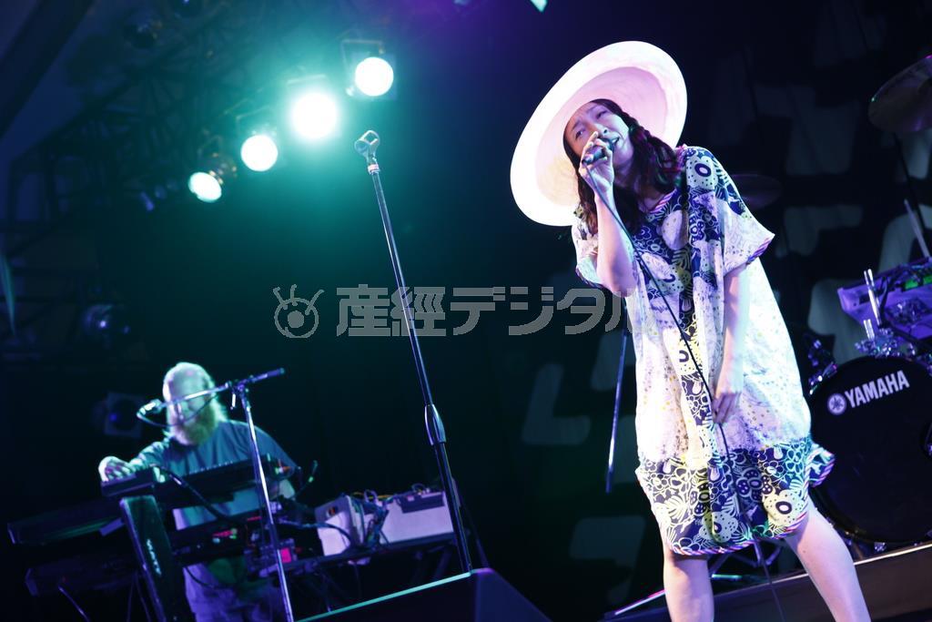 ユキミ・ナガノの帽子が照明に映え、エレクトロニックな音楽と浮遊感溢れる歌声にマッチしたリトル・ドラゴンのステージ＝２０１４年８月１６日。（Ｃ）ＳＵＭＭＥＲ＿ＳＯＮＩＣ＿Ａｌｌ＿Ｒｉｇｈｔｓ＿Ｒｅｓｅｒｖｅｄ．